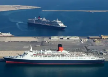 El viejo barco coincidió con el Queen Elizabeth en Dubai en marzo del 2011