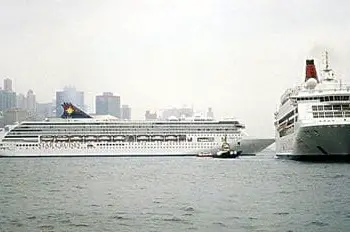 Los buques Super Star Leo SuperStar Virgo en marzo del 2003 en Hong Kong