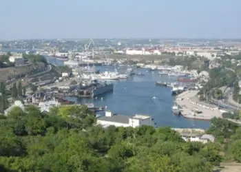 Sebastopol, con 400000 habitantes, es un gran centro industrial, científico y cultural