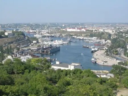 Sebastopol con 400000 habitantes es un gran centro industrial científico y cultural