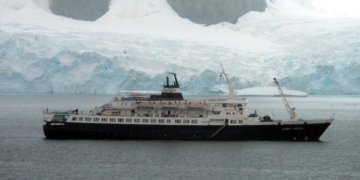 El buque cerca de Petermann Island