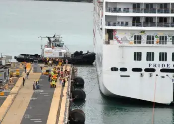 El buque de Norwegian Cruise Line arribando al muelle de Pearl Harbor