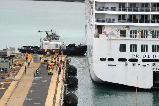 El buque de Norwegian Cruise Line arribando al muelle de Pearl Harbor