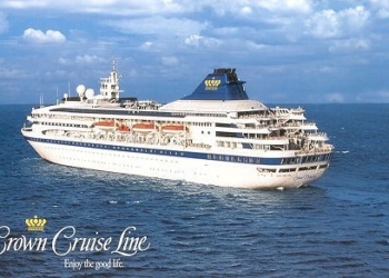 El buque tras la reactivación de Crown Cruise Lines el año 1999