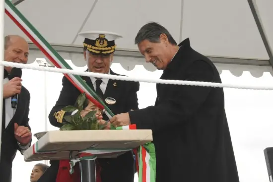 El capitán Giuliano Bossi y Gianluigi Aponte en un momento de la ceremonia