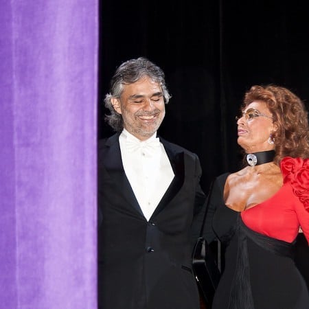 Una resplandeciente Sofia Loren y Andrea Bocelli en un momento de la ceremonia