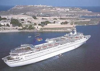 El barco MV Carousel sin el "Sky Lounge" característico de los buques de Royal Caribbean
