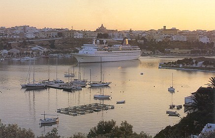 El barco de Sun Cruises en el Puerto de Mahón, en Menorca