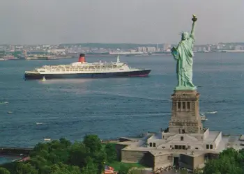 La estatua de la Libertad observa el buque Queen Elizabeth 2