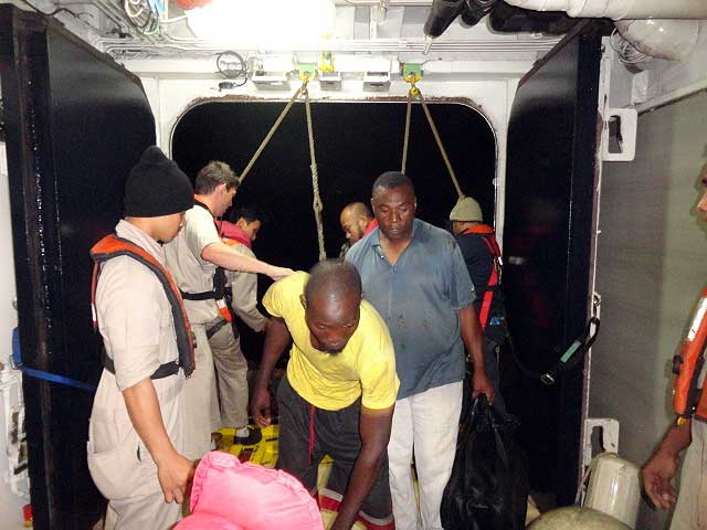 MS Zuiderdam rescata 8 tripulantes