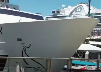Barco no puede frenar en el puerto, vídeo recoge el impacto