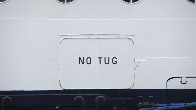Símbolos en el casco de un barco de crucero no tug