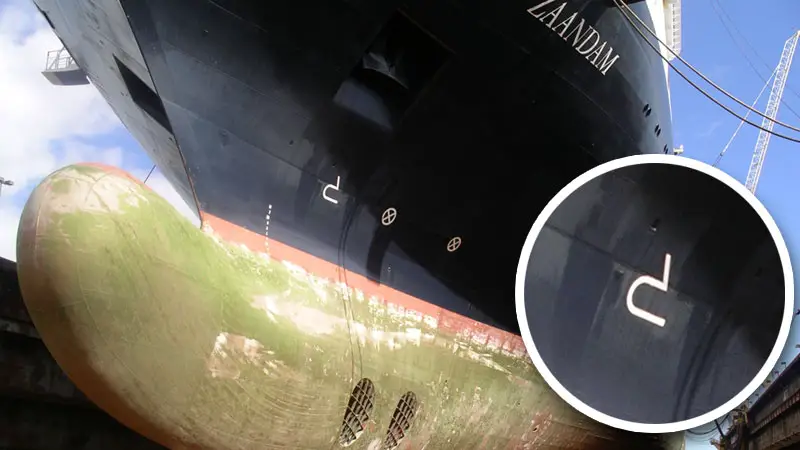 Símbolos en el casco de un barco de crucero bulbo de proa