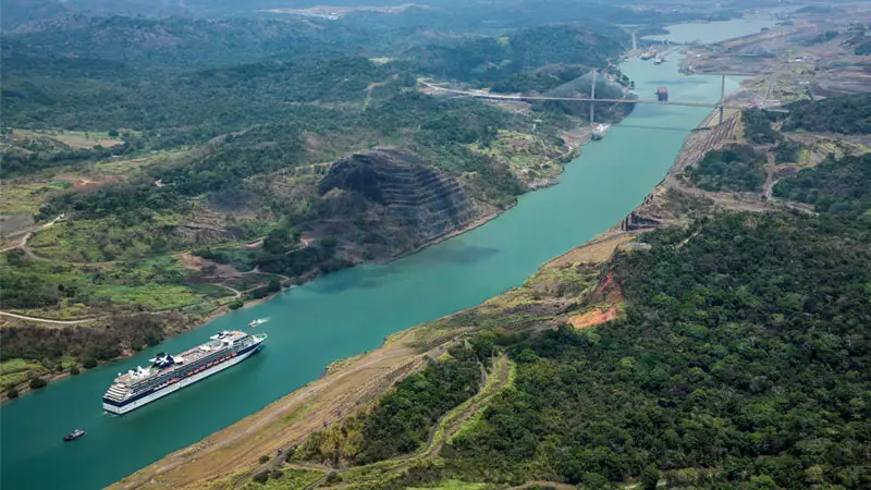 barcos de cruceros cruzarán el Canal de Panamá 5 Canales navegables más INCREÍBLES del mundo - CruceroAdicto.com