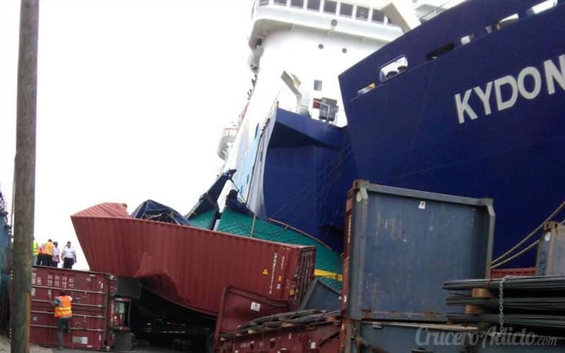 Ferry choca contra el malecón de Santo Domingo