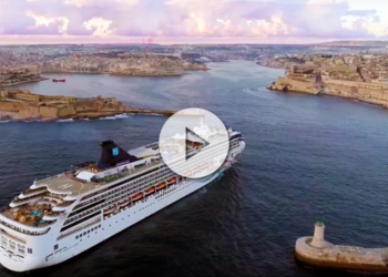 llegada de un barco de crucero a La Valletta visto desde un drone
