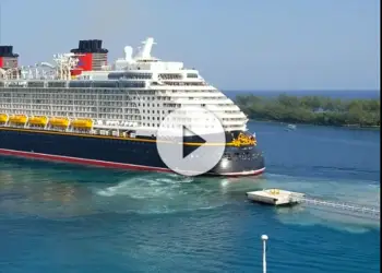 Barco de cruceros de Disney choca contra el muelle de Nassau en Bahamas