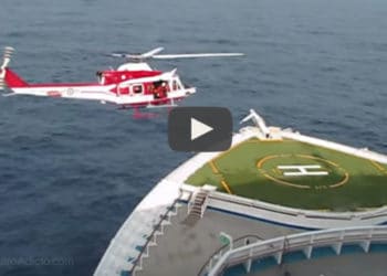 Helicóptero aterriza en barco de cruceros para evacuación