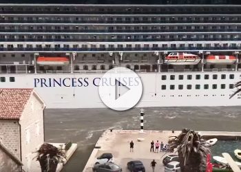 Vídeo: Fuerza del viento empuja a barco de crucero muy cerca del muelle en Kotor