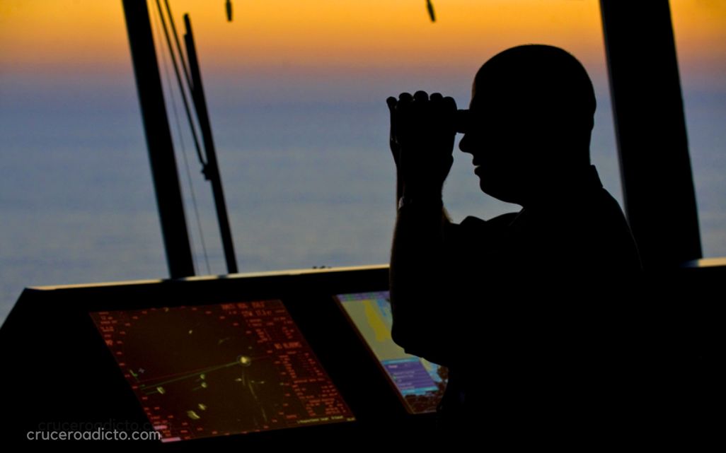 Capitán de barco de crucero: 10 pasos y años que necesitarás para llegar a serlo 4 Capitan de barco oficial de puente