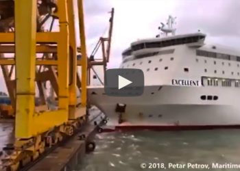 Ferry se estrella en el puerto de Barcelona
