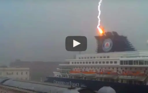 Rayos impactando sobre barco de crucero