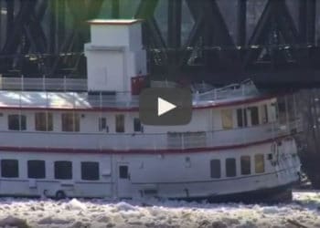 Barcos sin control chocan contra puente en el río Hudson