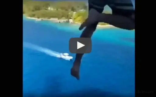 pasajero irresponsable saltando desde un crucero