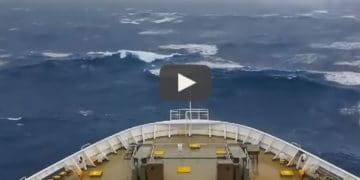 Ferry luchando contra la fuerza del mar