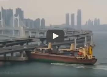 Barco carguero choca con un crucero e impacta contra puente