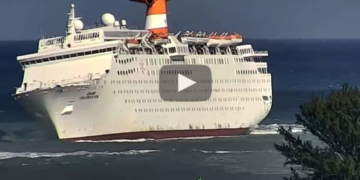 Fuerte oleaje provoca agitada llegada de barco de crucero