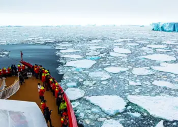 Barco de Hurtigruten hace historia al navegar más al sur que ningún otro