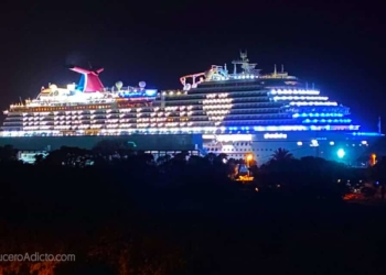 Todos los barcos de Carnival iluminados con "volveremos"