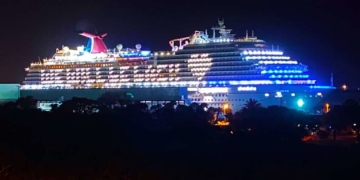 Todos los barcos de Carnival iluminados con "volveremos"