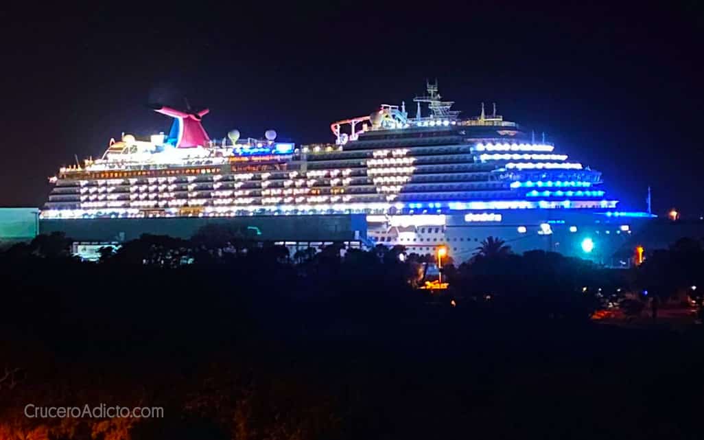 Todos los barcos de Carnival iluminados con "volveremos"