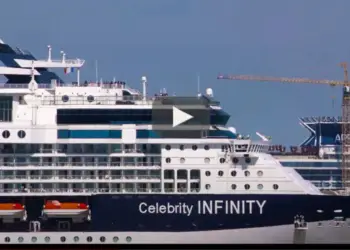 Celebrity Infinity al rescate de tripulantes en Francia