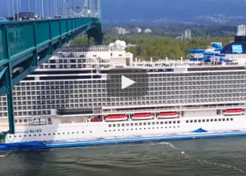 compleja maniobra de pasar un gigante barco de crucero bajo un puente - Vídeo