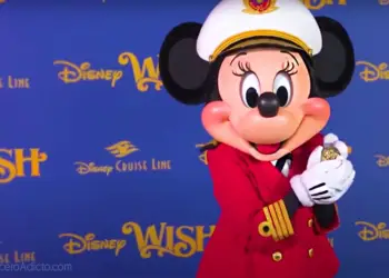 capitana Minnie Mouse presente en la ceremonia de la moneda del Disney Wish