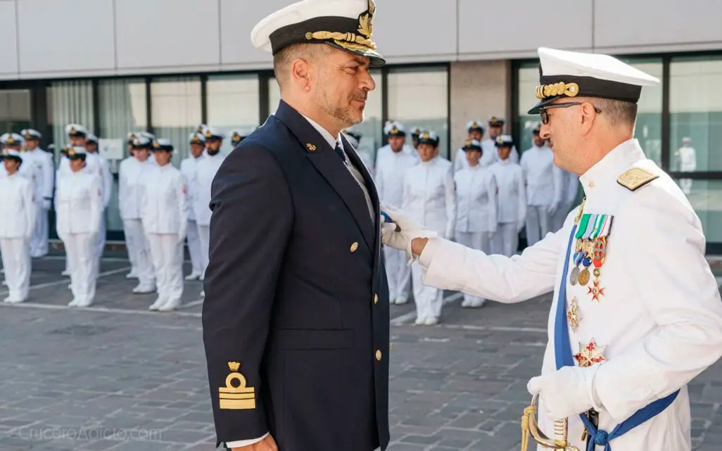 Capitán de Costa Cruceros Gana recibe Medalla al Mérito Naval