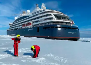 Le Commandant Charcot lleva pasajeros al Polo Norte por primera vez