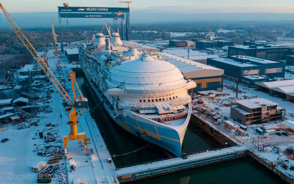 Icon of the Seas toca el agua por primera vez en el astillero