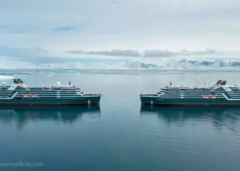 Encuentro en la Antártida de 2 cruceros de expedición por primera vez