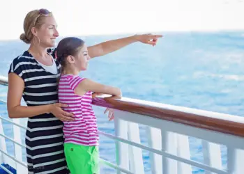 Cruceros y autismo. cruceristas en cubierta