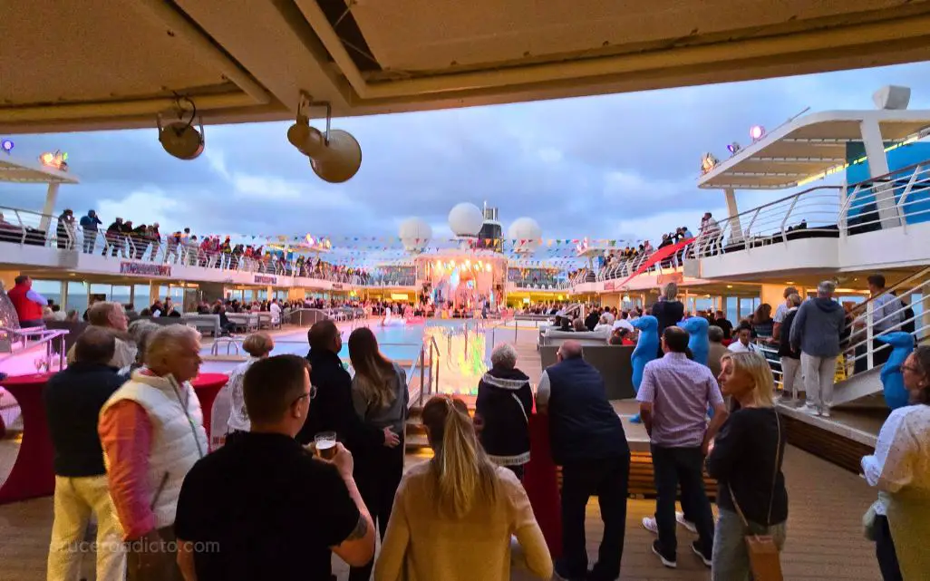 Experiencia en el Mein Schiff 4 Fiesta en la piscina