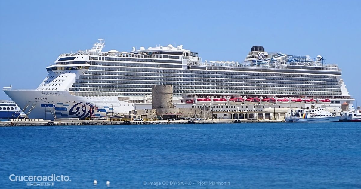 El barco Aroya, de la naviera saudí Aroya Cruises, atracado en el puerto de Rodas.