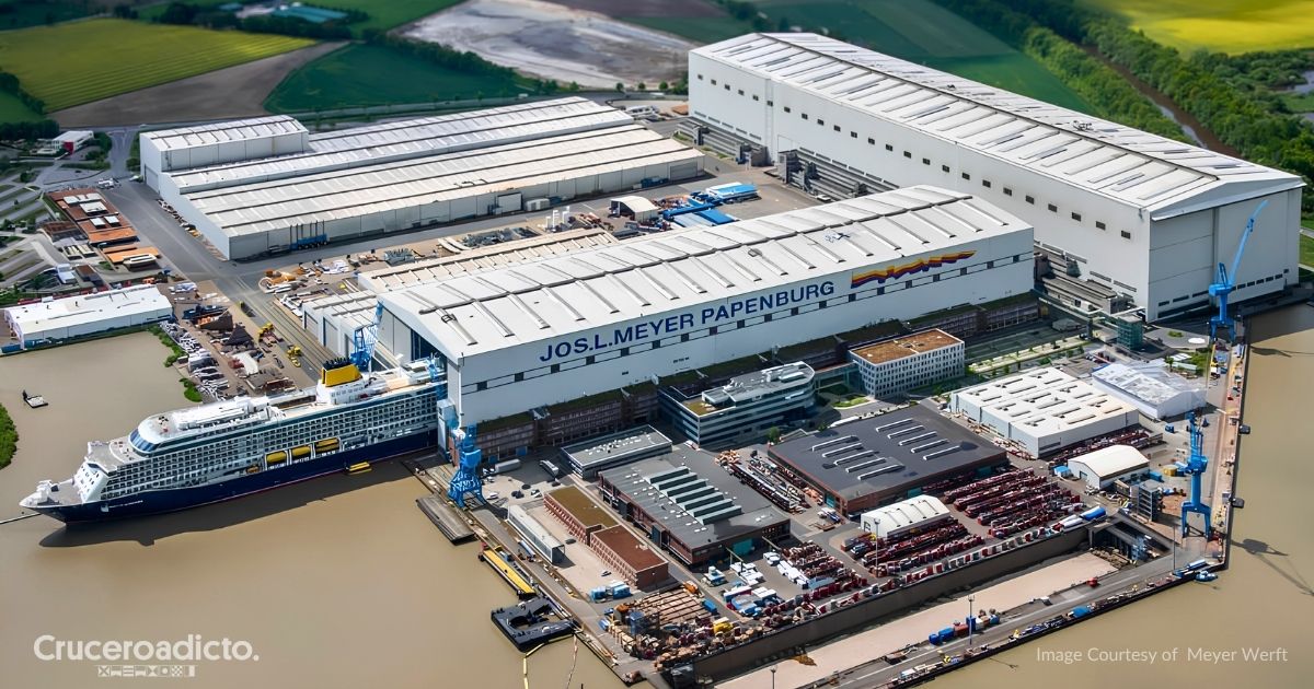 Vista aérea del astillero Meyer Werft en Papenburg (Alemania), junto al río Ems, con un crucero atracado en el muelle de armamento.