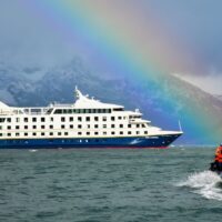 Barco de Cruceros Australis navegando por los canales de la Patagonia y Tierra del Fuego