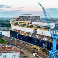 La primera gran sección del Disney Believe, en construcción en el astillero Meyer Werft (Alemania), con el casco azul oscuro y los detalles dorados de Disney y las grúas del astillero al fondo. Imagen cortesía de Disney Cruise Line.