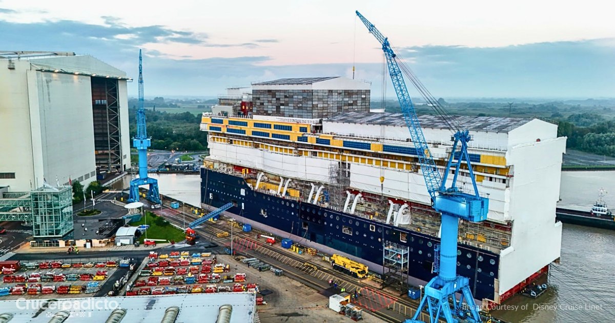 La primera gran sección del Disney Believe, en construcción en el astillero Meyer Werft (Alemania), con el casco azul oscuro y los detalles dorados de Disney y las grúas del astillero al fondo. Imagen cortesía de Disney Cruise Line.