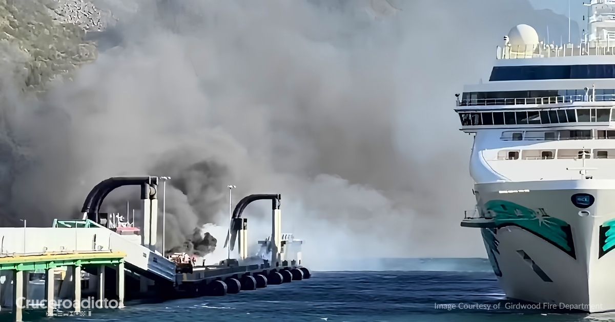 El nuevo muelle de cruceros de Whittier, en Alaska, envuelto en una densa humareda durante el incendio, con un crucero de Norwegian Cruise Line atracado al lado y la costa montañosa al fondo. Imagen cortesía del Girdwood Fire Department.